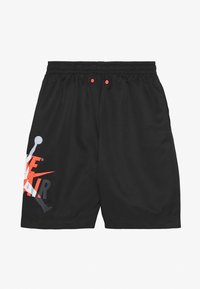 Svarta sportshorts med elastisk midja, med röda ögjordar, en grafisk logotyp i grått och rött, och en slät tygtextur.