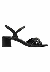 Črna sandala s širokim blok peto, z ozkimi križnimi trakovi in rahlim sijajem. Na stičiščih trakov so zlati poudarki.