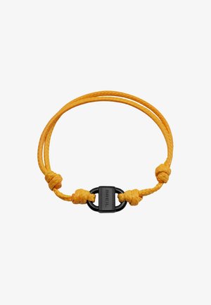 Gelbes geflochtenes Armband mit schwarzem Metallverschluss, graviert mit "BREIL", gebunden mit vier sichtbaren Knoten.