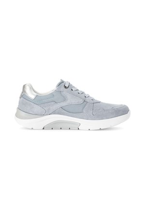Baskets grises claires en suède et en mesh, avec une semelle en caoutchouc blanche, des accents argentés et un bout arrondi avec des lacets.