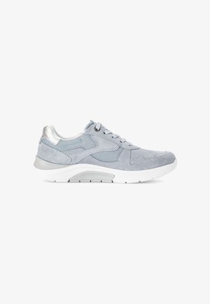 Lichtgrijze sneakers van suède en mesh, met een witte rubberen zool, zilveren accenten en een ronde neus met veters.