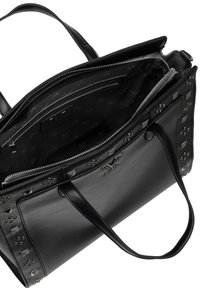 Zwarte leren schoudertas met studaccenten. Heeft een open bovenkant, een binnenzak met rits en een beklede stofinterieur met logo patroon.