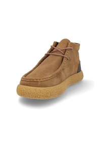 Botas de ante marrón hasta el tobillo con punta redondeada, suela de goma texturizada y cordones en marrón claro. Presentan un pequeño acento lateral en negro.