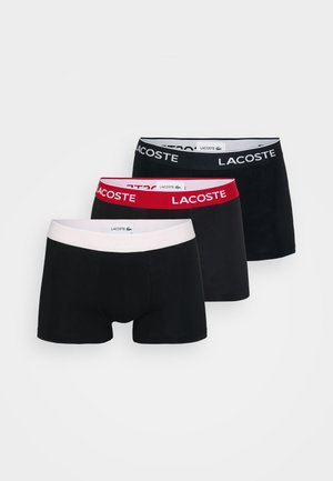 Czarny zestaw bokserów z bawełny, z białymi, czerwonymi i czarnymi ściągaczami z logo "LACOSTE". Miękka tekstura, nowoczesny krój i średni stan.