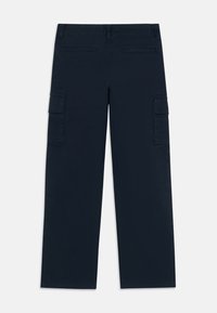 Pantaloni cargo blu navy con design a gamba dritta, dotati di tasche laterali e tasche posteriori a filetto. Realizzati in materiale di cotone resistente.