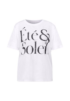 Camiseta blanca de manga corta con texto negro grande "Été & Soleil" impreso en el frente, mostrada sobre un fondo blanco liso.