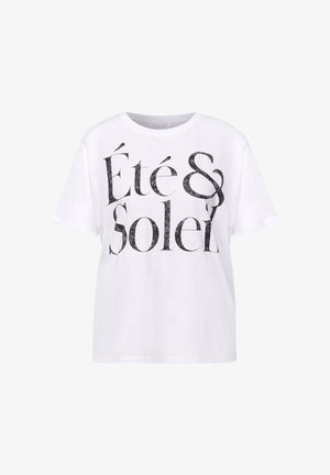 T-shirt blanc à manches courtes avec un grand texte noir "Été & Soleil" imprimé sur le devant, présenté sur un fond blanc uni.