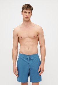 Blaue Badeshorts mit Kordelzugbund und glatter Textur. Sie haben eine mittellange Beinlänge und ein einfaches, einfarbiges Design.