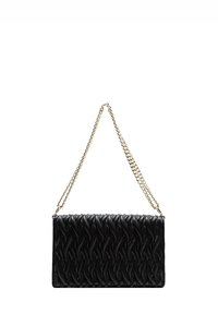 Borsa a mano in pelle nera con un motivo intrecciato, dotata di una tracolla in catena dorata. Forma rettangolare con una texture liscia e un design strutturato.