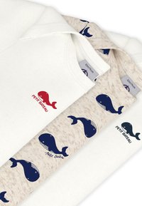 Du marškinėliai sudėti vienas ant kito: vienas baltas su raudonu banginio logotipu ir užrašu „PETIT BATEAU“, kitas šviesiai smėlio spalvos su mėlynais banginių raštais ir logotipu. Minkšta medvilninė medžiaga.