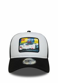 Casquette de baseball blanche avec un dos en filet noir, ornée d'un patch brodé coloré représentant une voiture de course et un texte sur les 24 Heures du Mans 1992.