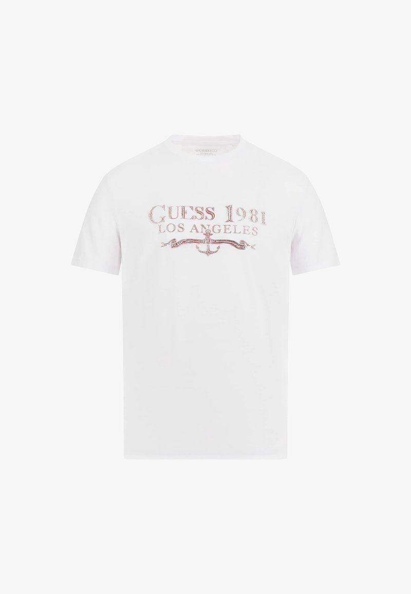 Vit bomull t-shirt med en röd grafik som läser "GUESS 1981 LOS ANGELES" med dekorativa banners och en ankardesign. Kort ärm.