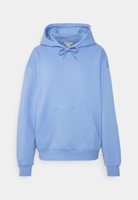 Světle modrá mikina s kapucí, přední kapsa na klokaní styl, stahovací šňůrka na kapuci, žebrované manžety a lem, zobrazená na bílém pozadí.