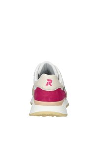 Sneaker aus weißem Leder und rosa Wildleder, mit einem beige und schwarzen Design, strukturiertem Rücken und Gummisohle.