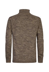 Brązowy i beżowy sweter z melanżowej dzianiny, z długimi rękawami oraz żebrowanym wysokim kołnierzem i mankietami, widoczny z tyłu.