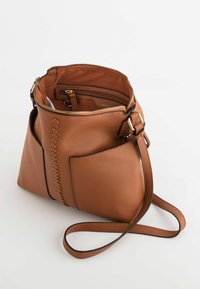 Brun læderhåndtaske med tekstureret finish, lynlåslukning og en yderlomme med flettet design. Justerbar skulderrem.