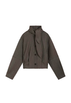 Chaqueta gris oscuro con rayas finas, mangas largas, cuello alto, bufanda incorporada y botones delanteros, extendida sobre un fondo blanco.
