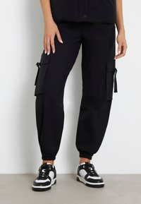 Guess MID WAIST  - Pantaloni cargo - schwarz