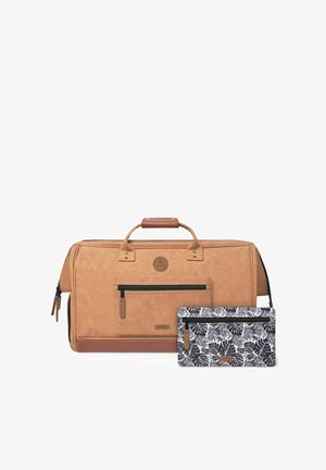 Braune Reisetasche aus strukturiertem Kunstleder mit einem oberen Griff, einer Frontreißverschluss-Tasche und einem angenähten Beutel mit schwarz-weißen Blättermuster.