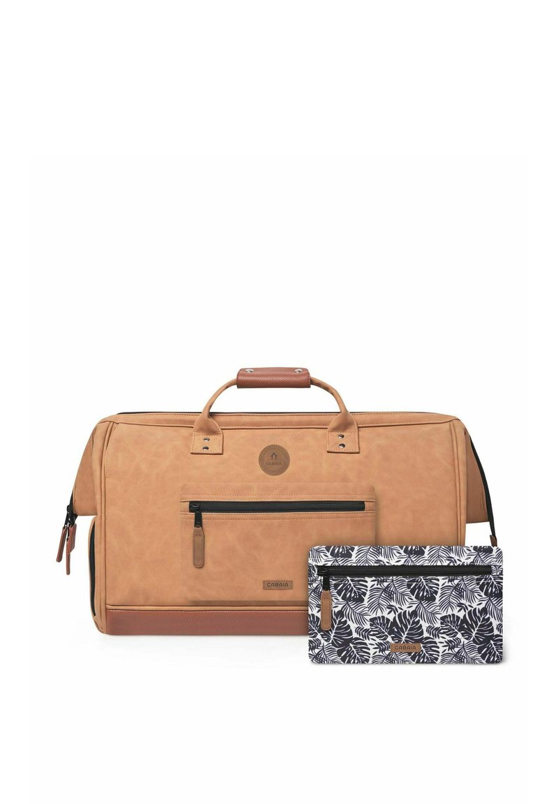 Braune Reisetasche aus strukturiertem Kunstleder mit einem oberen Griff, einer Frontreißverschluss-Tasche und einem angenähten Beutel mit schwarz-weißen Blättermuster.