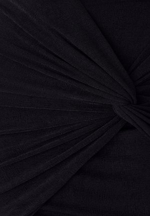 Zwarte top met een geplooid stof, wat een gedraaide uitstraling in het midden creëert. Gemaakt van een gestructureerd, rekbaar materiaal.