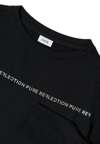 Czarna bawełniana koszula z długim rękawem z okrągłym dekoltem, kieszonką i srebrnym nadrukiem z napisem "PURE REFLECTION" z przodu. Widoczna metka marki.