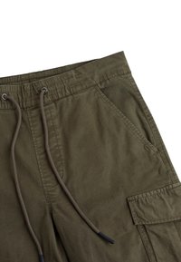 Olijfgroene cargobroek met een trekkoord in de taille, met zijzakken en een zachte, gestructureerde stof. Duurzaam en casual ontwerp.