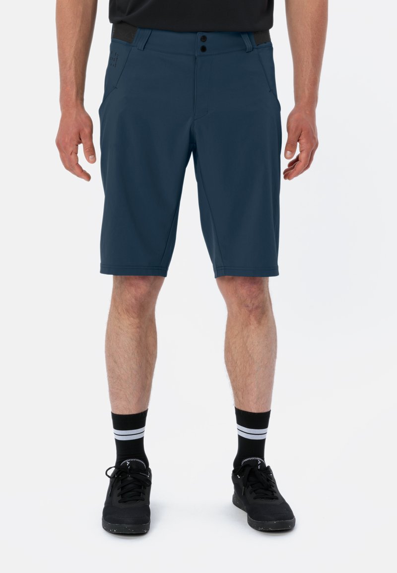 Shorts blu navy realizzati in un tessuto leggero e elasticizzato; caratterizzati da due tasche frontali e una chiusura con bottone e vita piatta.