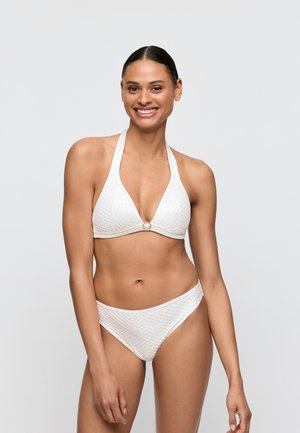 Witte bikini set met een driehoekige haltertop met een getextureerd patroon en een cirkelvormig accent in het midden; bijpassende hipsterbroek.