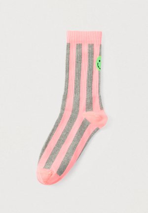 Rosa und grau gestreifter Socken mit geripptem Muster, mit einem grünen Smiley-Design oberhalb des Knöchels. Baumwollmischgewebe.