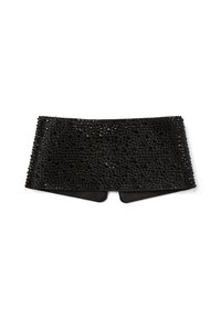 Cinturón decorativo negro con un diseño texturizado y piedras brillantes incrustadas, que se estrecha en ambos extremos y está hecho de una base de tela suave.