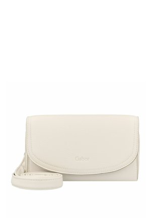Bolso cruzado de cuero blanco con cierre de solapa, superficie texturizada y correa ajustable. Presenta el logotipo de la marca en relieve en la parte frontal.