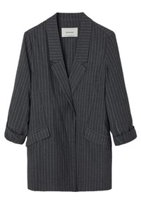 Blazer gris foncé en tissu tissé à fines rayures blanches. Il présente un col châle, des manches retroussées et deux poches avant à rabat.