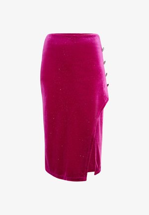 Fuksijos veliūro sijonas su įstrižainiu kraštu, kuriame yra trys metaliniai sagos akcentai šone ir minkšta, šiek tiek blizgi tekstūra.