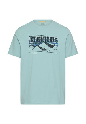 Hellblaues T-Shirt mit einem Bergmotiv und dem Schriftzug "Memories to be made. Adventures 24/7" in Schwarz und Blau auf der Brust.