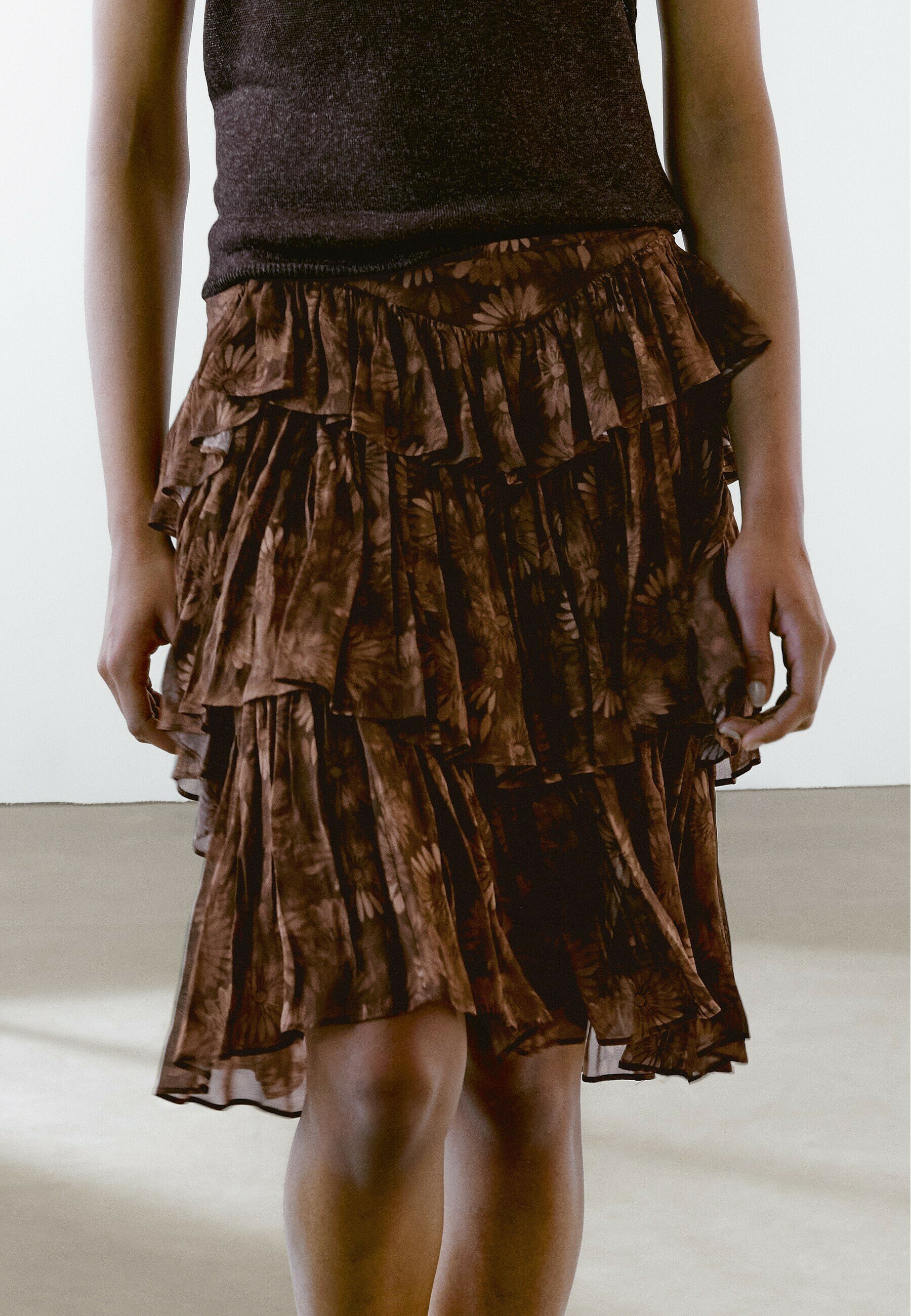 【Massimo Dutti】Velvet midi skirt with floral detail MASSIMO DUTTI Velvet Midi Skirt With Floral Detail in White