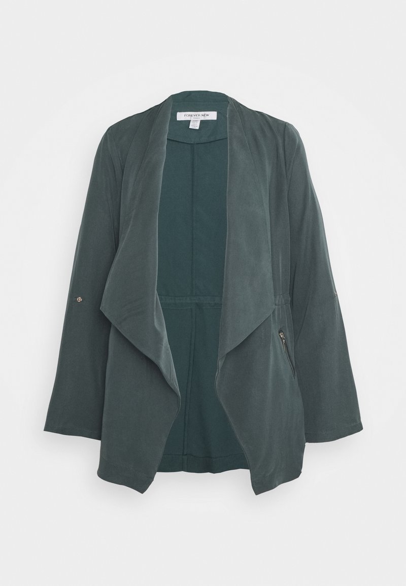 Chaqueta verde, ligera, con un frente drapeado, mangas largas, un bolsillo con cremallera y una textura suave. Presenta un diseño simple y moderno.