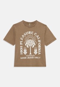 Brun bomull t-skjorte med et hvitt palmegrafikk og teksten "HIGH PLEASURE CALIFORNIA" og "GOOD MOOD ONLY" i en vintage stil.