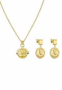 Halskette in Gold-Finish mit einem runden Anhänger, der ein Münzdesign zeigt; passende Ohrstecker in Gold-Finish mit ähnlichem Münzmuster.