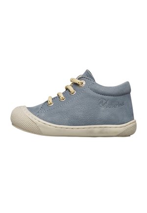 Sneaker da bambino in pelle blu con suola in gomma beige e lacci, logo laterale e collarino imbottito, mostrata dal lato esterno.