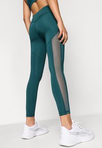 Puma Leggingek - green terrain