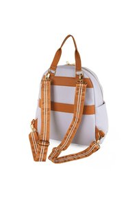 Mochila sintética de color púrpura claro con acentos en color marrón, que cuenta con dos asas, correas ajustables y un cierre de cremallera. Con herrajes dorados y una textura sutil.