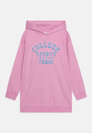 Lyserød hættetrøje med lange ærmer og blå, slidte bogstaver med teksten "COLLEGE SPORTS DIVISION TEAM" på forsiden.