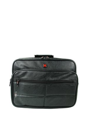 Zwarte leren aktetas met voorvak met ritssluiting, rood-zwart logo en handvat aan de bovenkant op witte achtergrond.