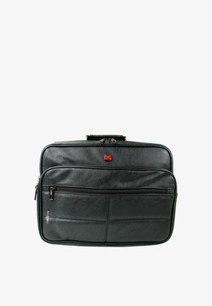 Zwarte leren aktetas met voorvak met ritssluiting, rood-zwart logo en handvat aan de bovenkant op witte achtergrond.