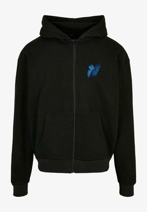 Sudadera con cremallera negra hecha de tela suave, que presenta un gráfico de mariposa azul en el lado izquierdo del pecho, con dos bolsillos frontales y puños acanalados.