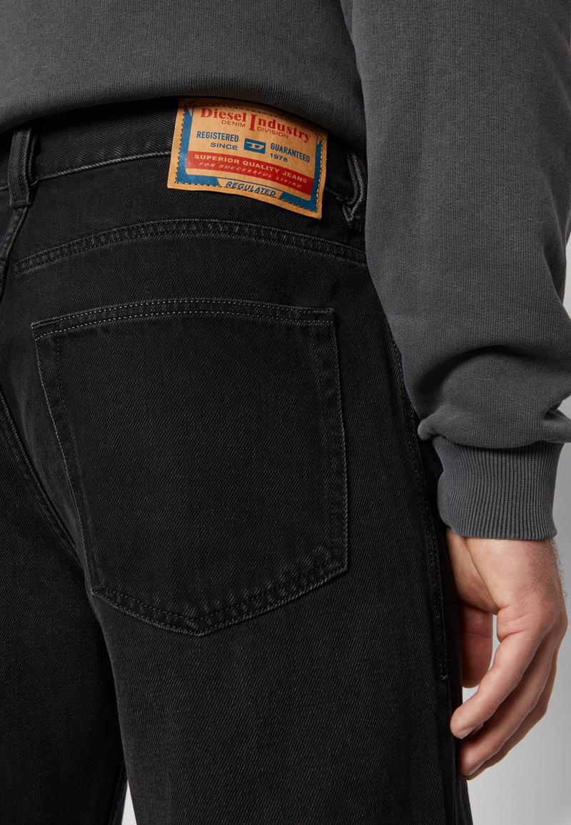 Herren Skinny Fit | Diesel 2010 DIESEL LIBRARY Jeans Relaxed Fit grey denim/black denim - WE02234 Herren Skinny Fit | Diesel 2010 DIESEL LIBRARY Jeans Relaxed Fit grey denim/black denim - WE02234