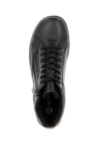 Bottine noire en cuir avec lacets, zip latéral, accents texturés et semelle en caoutchouc. L'intérieur comporte une doublure douce pour le confort.