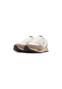 Zapatillas con una parte superior de malla crema, acentos de ante marrón, suela de goma negra y cordones blancos; logo en el lateral y en la lengüeta.