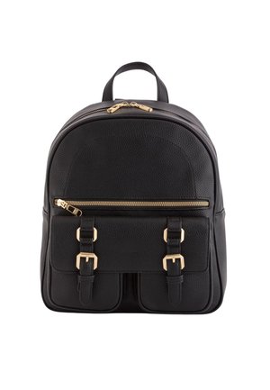 Sac à dos noir en cuir avec une forme structurée, une surface texturée, des accessoires en métal doré, une poignée supérieure et deux poches à l'avant avec boucles.